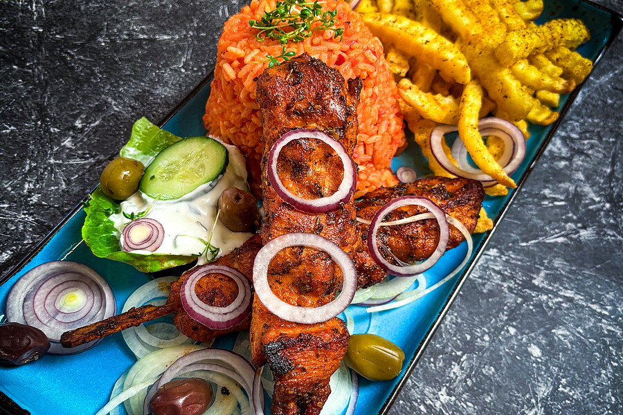 Bild 1 - Gyros H�hnchenspie�e mit Pommes, Tomatenreis und Tzatziki