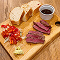 American Filet Steak mit Tomaten-Basilikum-Salat und Hinterl�nder Baguette