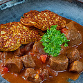 US BBQ-Gulasch mit Cheddar-Reibekuchen